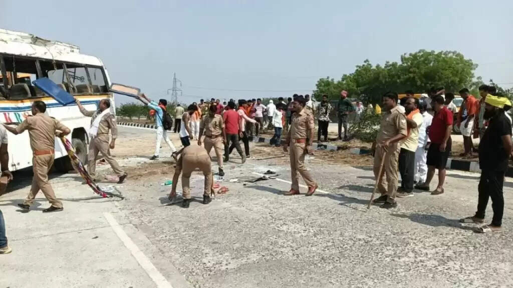 Breaking: बड़ा हादसा! यात्रियों से भरी बस पलटी, 4 की मौत; एक दर्जन से ज्यादा घायल