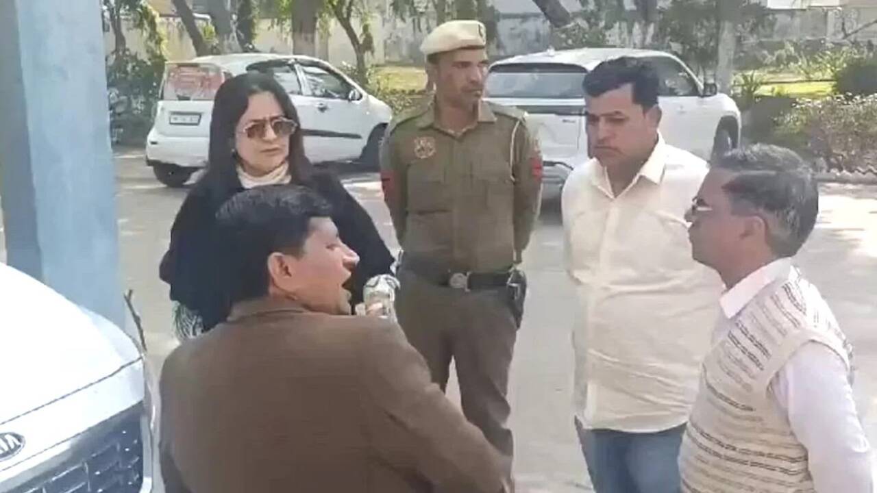 चरखी दादरी में राज्यसभा सांसद किरण चौधरी ने SDM को लगाई फटकार, कार्यशैली पर उठाए सवाल