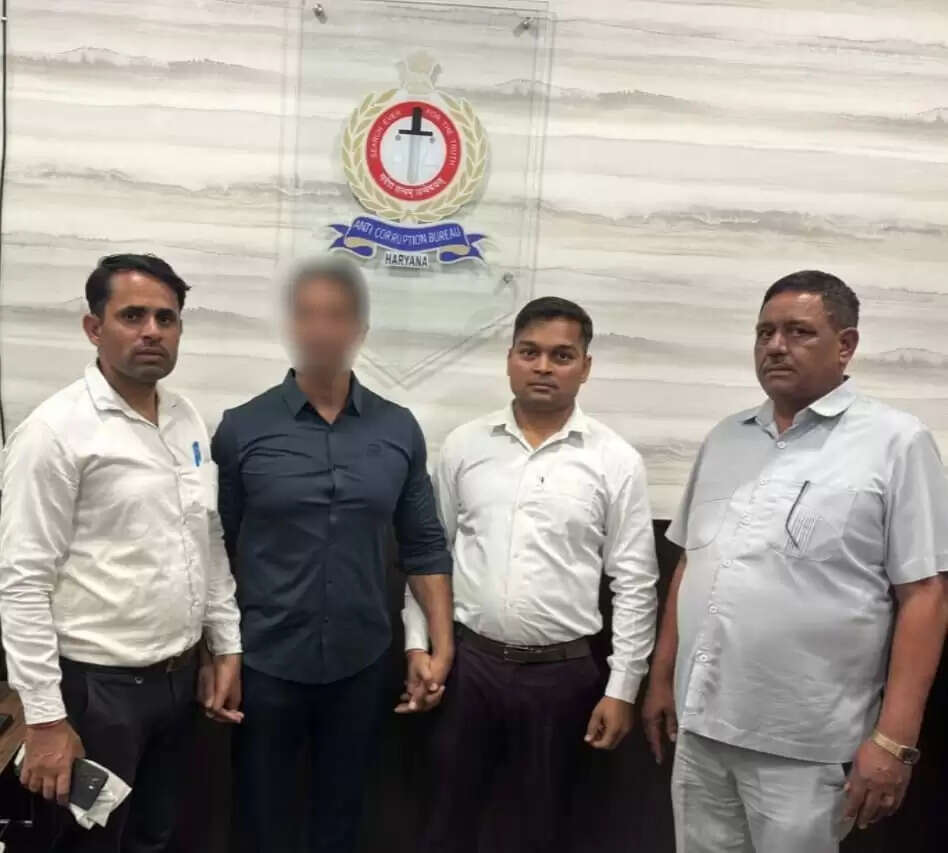 Haryana News: हरियाणा में 12000 की रिश्वत लेते क्लर्क गिरफ्तार, विजिलेंस ने पकड़ा
