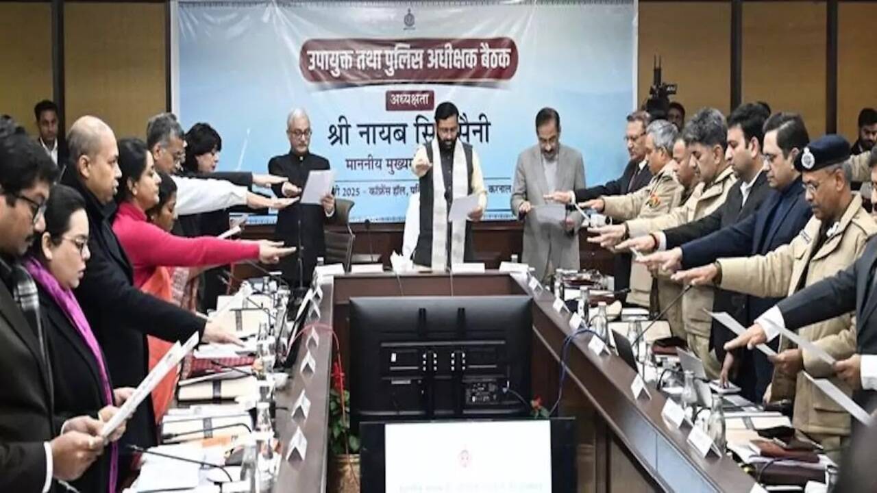 Haryana News: सीएम सैनी ने ली डीसी और एसपी की बैठक,  मार्च 2025 तक ई-ऑफिस सिस्टम अपनाने का निर्देश