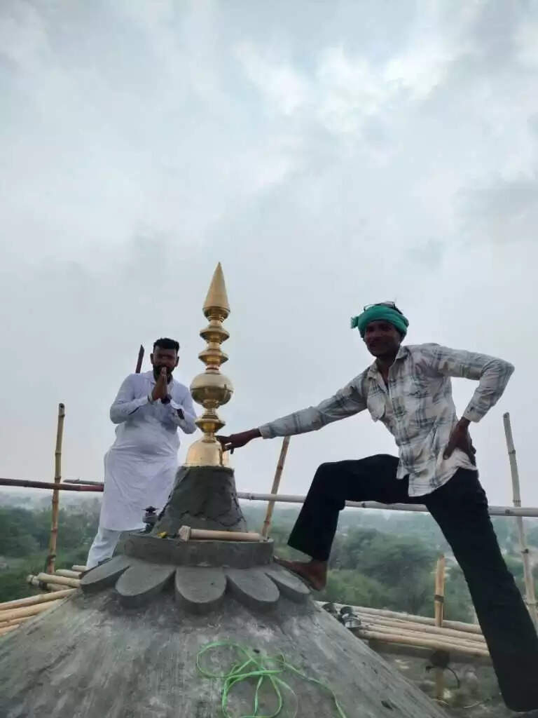 Haryana News: गुसाईयाणा में नवनिर्मित प्राचीन गुसाई जी मंदिर पर स्थापित किया गुमट कलश, देखें तस्वीरें