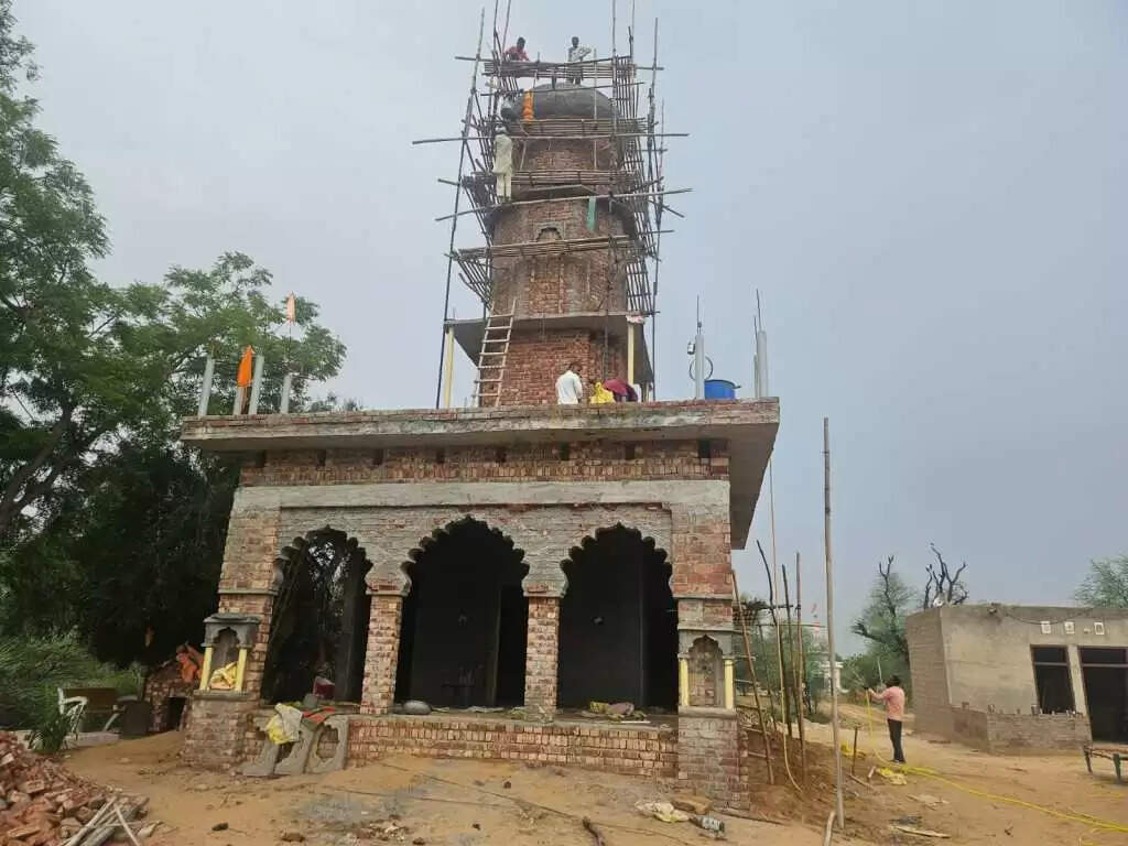Haryana News: गुसाईयाणा में नवनिर्मित प्राचीन गुसाई जी मंदिर पर स्थापित किया गुमट कलश, देखें तस्वीरें