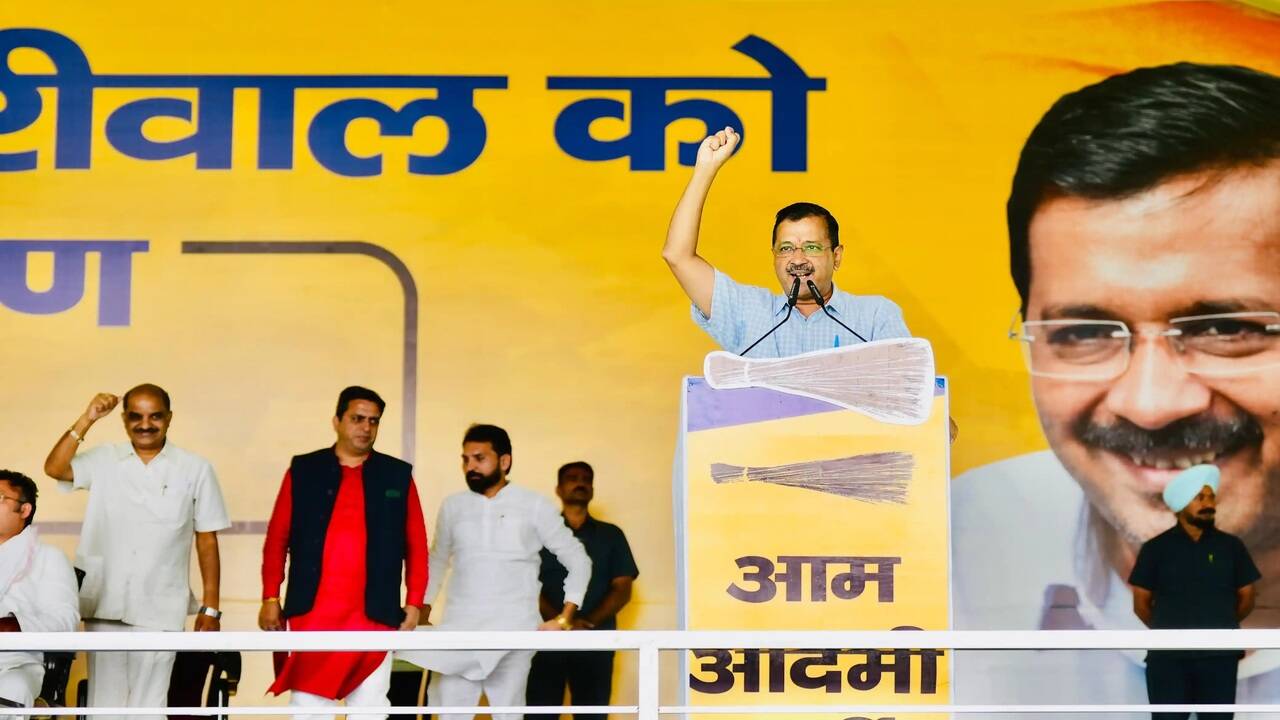 Chandigarh Mayor Election: आम आदमी पार्टी का बीजेपी दफ्तर पर हल्ला बोल, केजरीवाल और मान के नेतृत्व में बड़ा प्रदर्शन