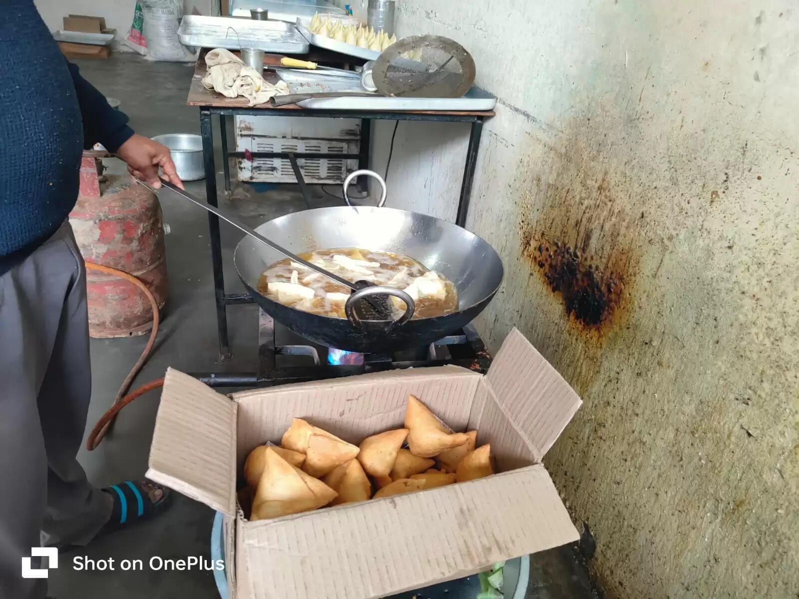 Famous Samosa: सिरसा के इन समोसों को हर कोई है दीवाना, फास्ट फूड में लगता है AKC का ‘देशी घी’ तड़का