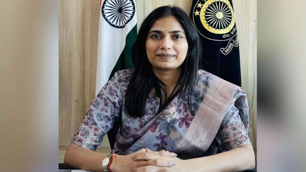 Haryana News: हरियाणा में IAS अधिकारी रेनू सोगन का हुआ ट्रांसफर, इस वजह से सीएम सैनी ने लिया बड़ा एक्शन!