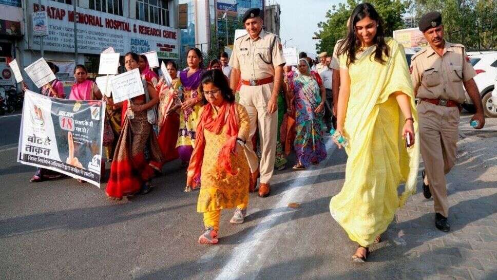 IAS Aarti Dogra- समाज के ताने खाकर 3.3 फीट की लड़की बनीं IAS अफसर, अब पूरा महकमा चलता है पीछे
