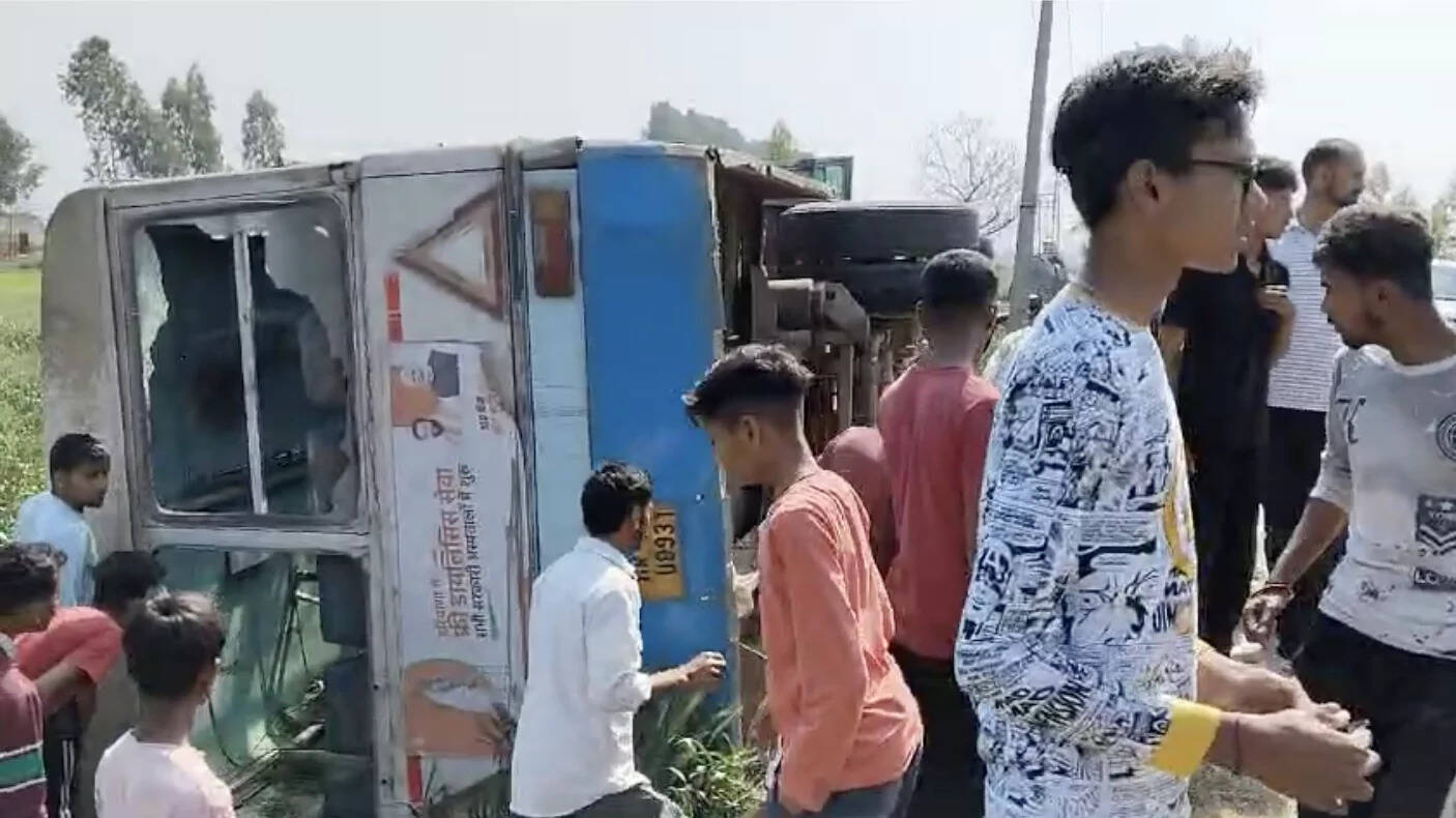 कैथल में बड़ा सड़क हादसा: असंध जा रही हरियाणा रोडवेज बस पलटी, 10 यात्री गंभीर रूप से घायल