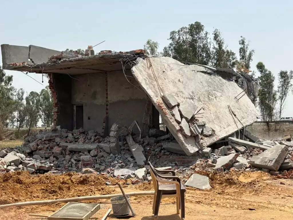 Haryana News: हरियाणा के रोहतक में प्रशासन की बड़ी कार्रवाई, तोड़ी गई अवैध कॉलोनी, 6.11 एकड़ जमीन कराई गई खाली
