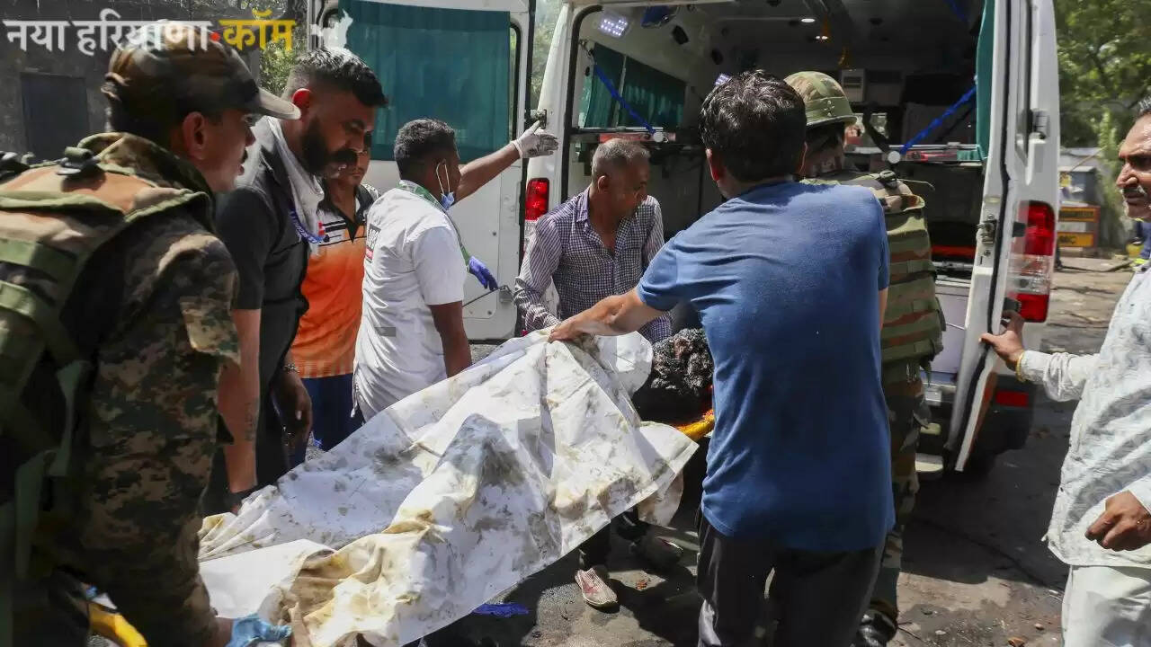 अहमदाबाद में 242 यात्रियों से भरा Plane Crash, यहां देखें खौफनाक मंजर की तस्वीरें