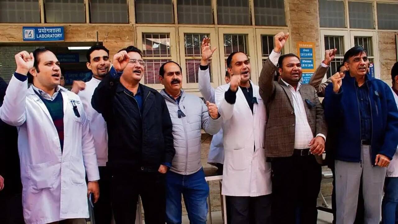 Haryana Government Doctors Strike: हरियाणा में डॉक्टर की हड़ताल दो दिन के लिए स्थगित, अनिल विज से बैठक के बाद लेंगे फैसला
