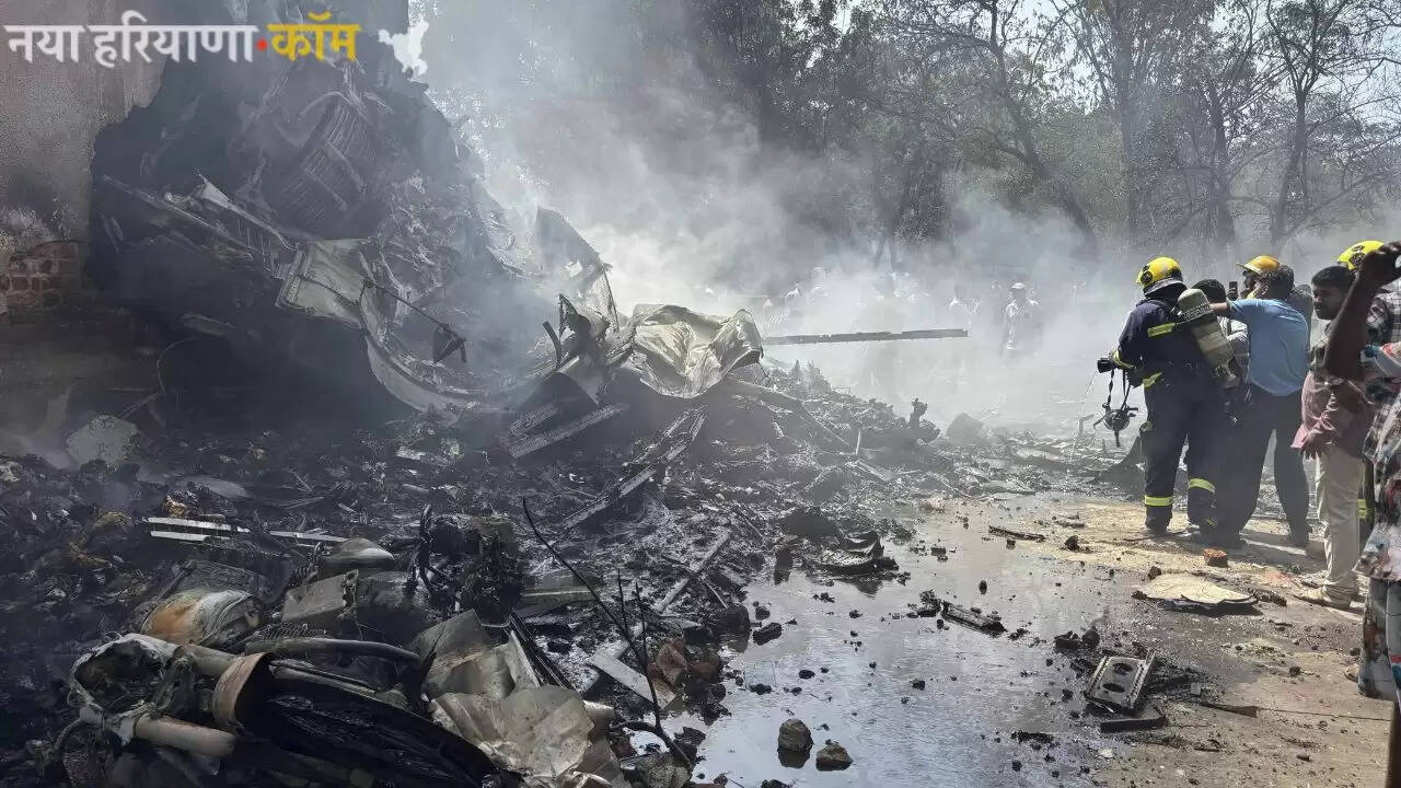 अहमदाबाद में 242 यात्रियों से भरा Plane Crash, यहां देखें खौफनाक मंजर की तस्वीरें