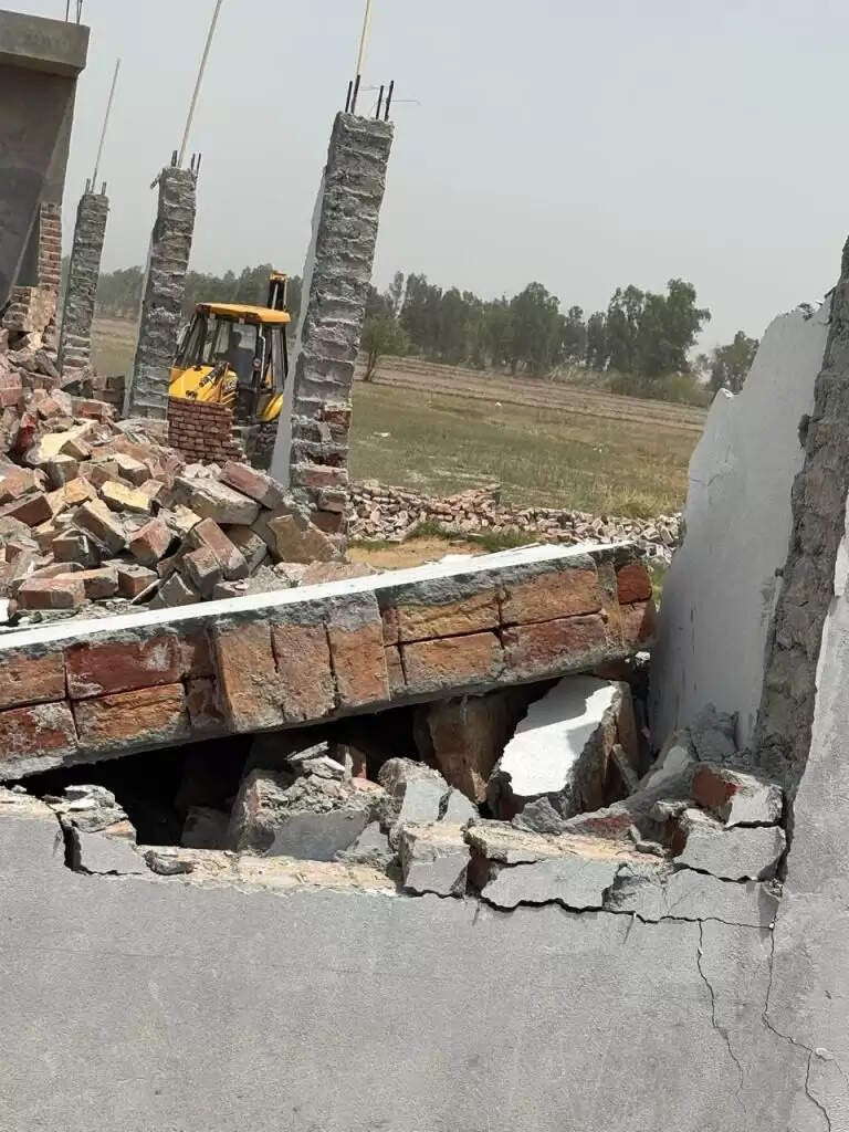 Haryana News: हरियाणा के रोहतक में प्रशासन की बड़ी कार्रवाई, तोड़ी गई अवैध कॉलोनी, 6.11 एकड़ जमीन कराई गई खाली
