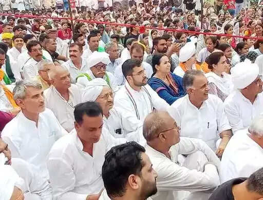 Haryana: हरियाणा की HAU में हुई महापंचायत का बड़ा फैसला, यूनिवर्सिटी बंद का हुआ ऐलान