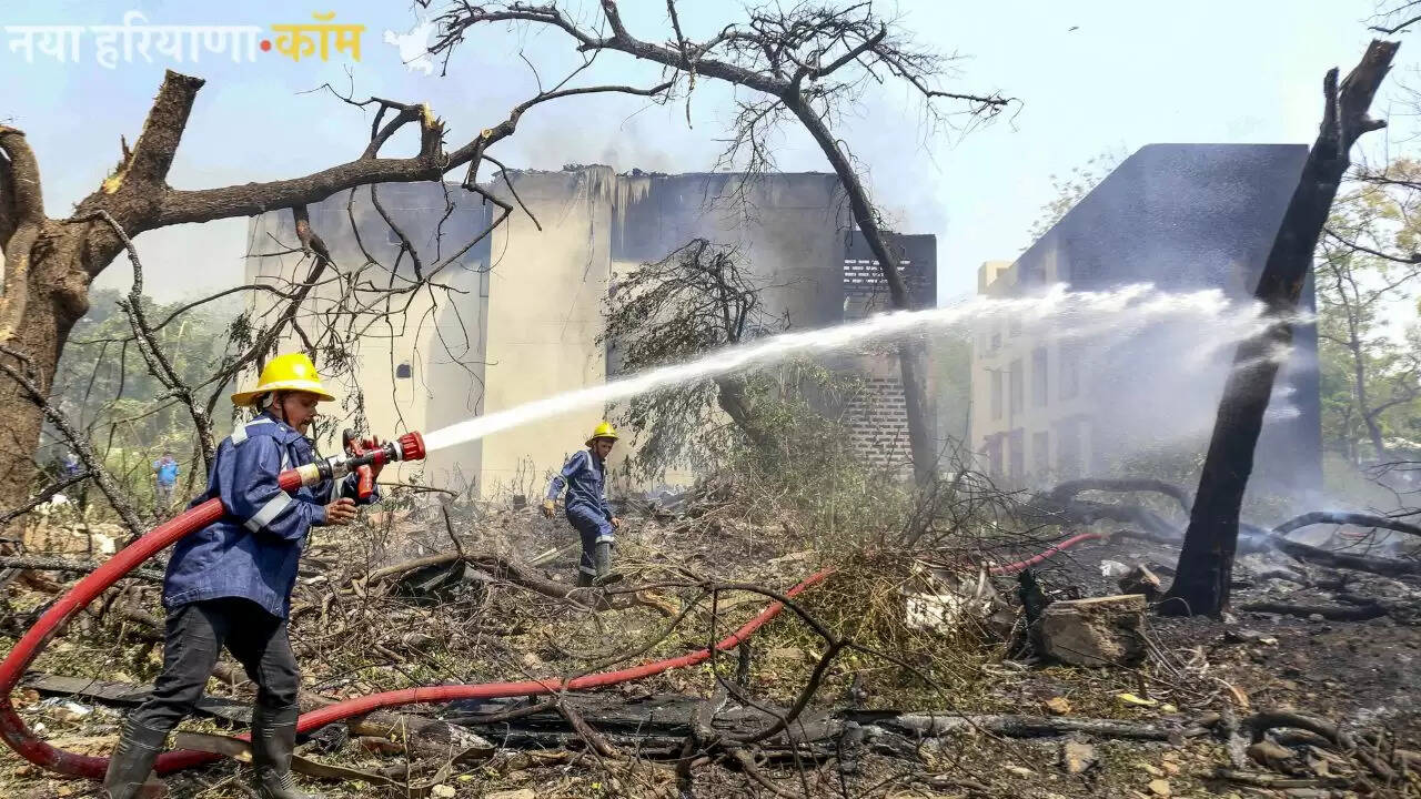 अहमदाबाद में 242 यात्रियों से भरा Plane Crash, यहां देखें खौफनाक मंजर की तस्वीरें