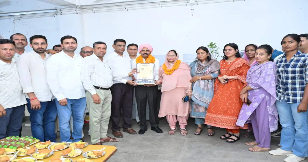 &nbsp;25 वर्ष से अधिक की सेवाएं देने के उपरांत अधीक्षक कर्मवीर सेवानिवृत