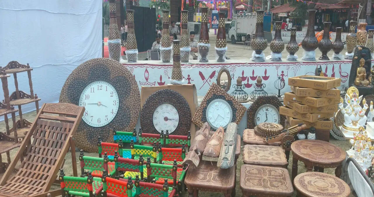 &nbsp;  सूरजकुंड दिवाली मेले में आकर्षण का केंद्र बनीं कलात्मक घडिय़ां, घर और कार्यालय की सजावट के लिए खूब हो रही खरीदारी