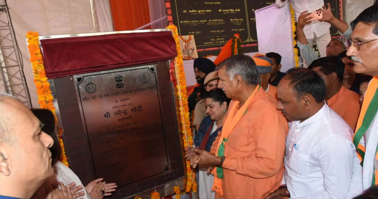 &nbsp;&nbsp;ई-रिक्सा में सवार होकर पंडित नेकीराम शर्मा मेडिकल कॉलेज के भव्य शुभारंभ समारोह में पहुंचे नेतागण