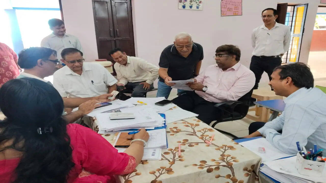 &nbsp;*मुख्य निर्वाचन अधिकारी ने विशेष गहन पुनरीक्षण अभियान के तहत आरडब्ल्यूए पदाधिकारियों और निवासियों से किया संवाद, मतदाता सूची को अद्यतन बनाने में सहयोग का किया आह्वान*