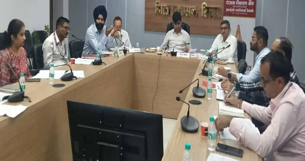 एडीसी ने पीएम विश्वकर्मा, पीएम स्वनिधि, मुख्यमंत्री अंत्योदय परिवार उत्थान योजना व सीएम विंडो मामलों की समीक्षा