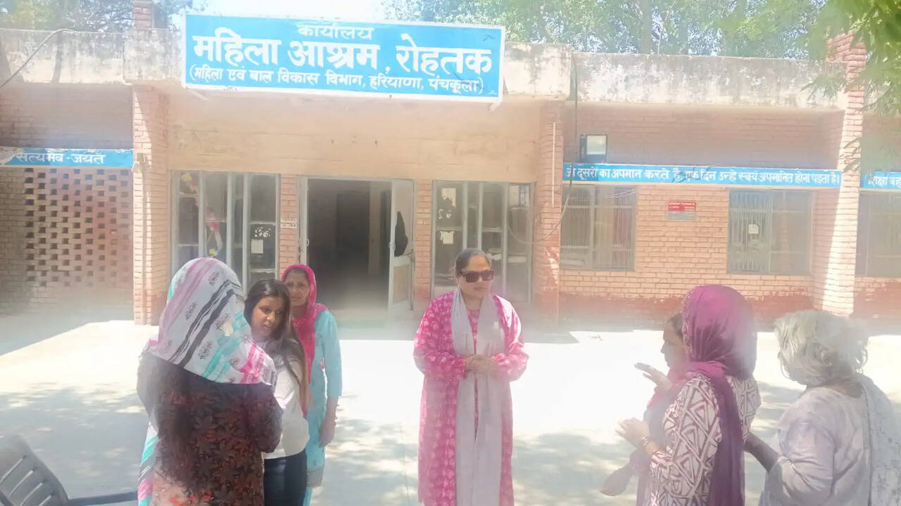 &nbsp;महिला आश्रम व अर्पण संस्थान का किया औचक निरीक्षण