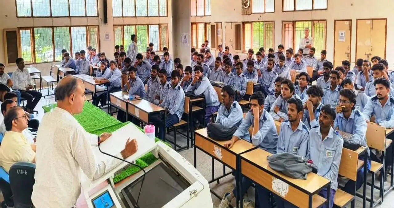 &nbsp;आईटीआई में &lsquo;वोकल फॉर लोकल&rsquo; अभियान के तहत विद्यार्थियों को स्वदेशी अपनाने के लिए किया प्रेरित