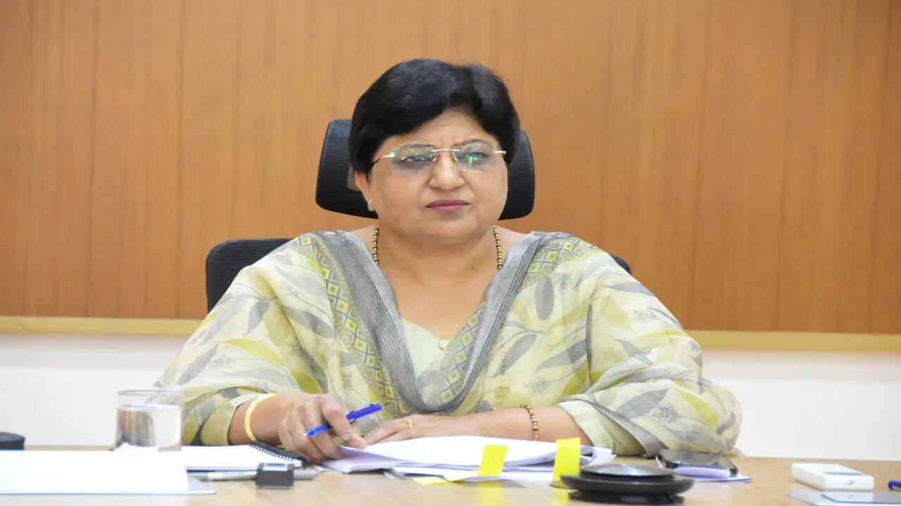 &nbsp;मंडलायुक्त ने 16 से 30 अप्रैल तक होने वाली स्वगणना के लिए अधिकारियों को जिम्मेवारी से कार्य करने की दी हिदायत