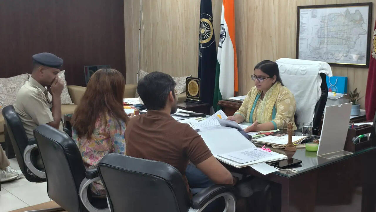 &nbsp;लंबित मामलों का शीघ्र निस्तारण कर पीड़ितों को आर्थिक सहायता प्रदान करें अधिकारी : एडीसी