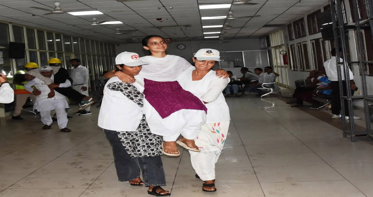 Bhiwani News: सरल केंद्र के सामने एयर स्ट्राइक व ब्लैकआउट पर मॉक ड्रिल, करीब 26 लोगों को सुरक्षित निकालने का किया अभ्यास