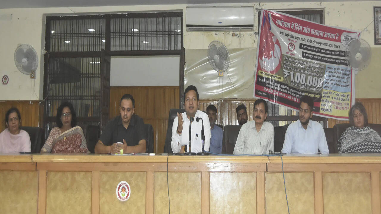 &nbsp;अभिभावक 14 से 15 आयु वर्ग की किशोरियों को सर्विकल कैंसर से बचाव के लिए एचपीवी टीका लगाने की दें सहमति- उपायुक्त सचिन गुप्ता