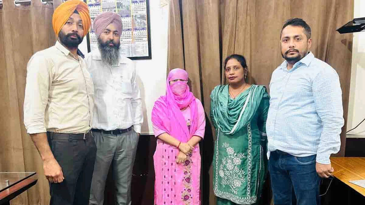 Punjab News: ब्लॉक विकास एवं पंचायत अधिकारी सुखजीत कौर 15 हजार की रिश्वत लेते गिरफ्तार, एसीबी की टीम ने रंगे हाथों पकड़ा