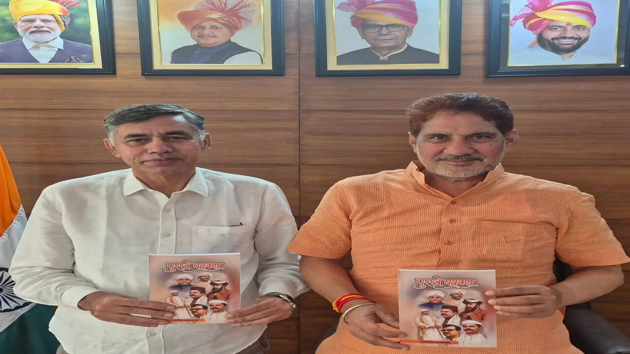 वरिष्ठ पत्रकार रणदीप घनगस की पुस्तक &lsquo;पुरखे पत्रकार&rsquo; का दिल्ली में हुआ विमोचन
