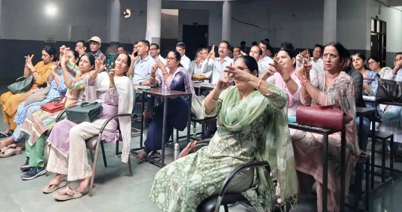 शिक्षकों को दिया भारतीय सांकेतिक भाषा का प्रशिक्षण
