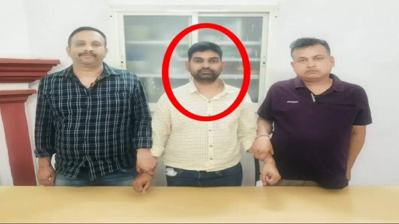 Bribe Case Arrest: 15,000 की रिश्वत लेते राजस्व अधिकारी गिरफ्तार, एक लाख खाते में डलवा चुका था पैसा