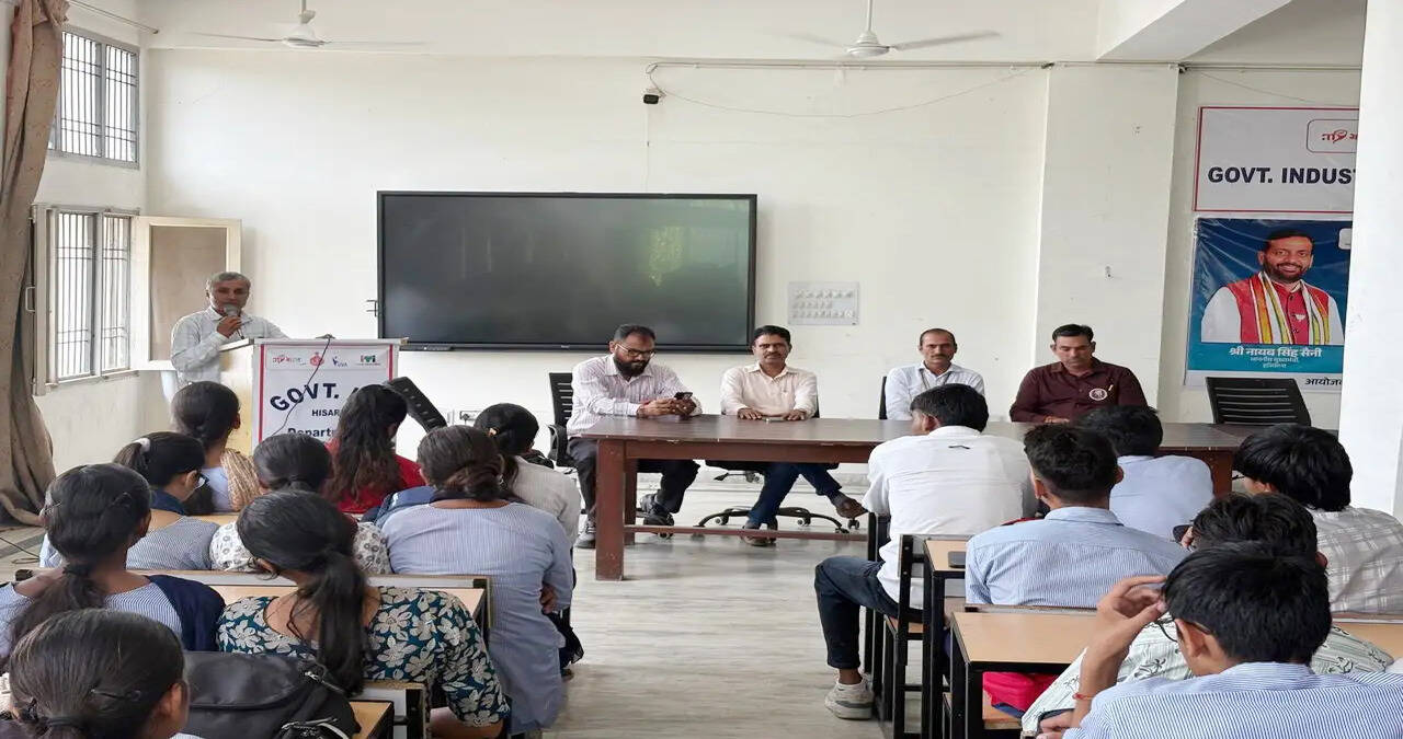 आईटीआई में वित्तीय साक्षरता कार्यक्रम के दौरान विद्यार्थियों को बचत और वित्तीय योजनाओं की दी गई जानकारी