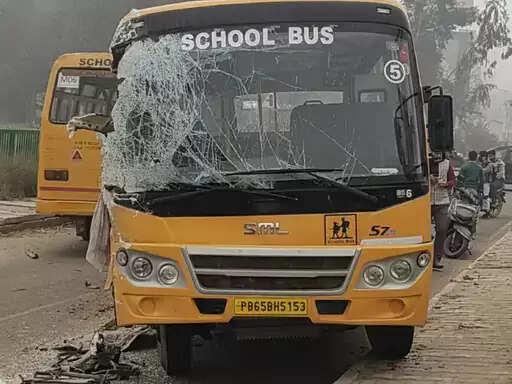 कोहरे की वजह से 2 स्कूली बसों में टक्कर, ड्राइवर समेत पांच घायल