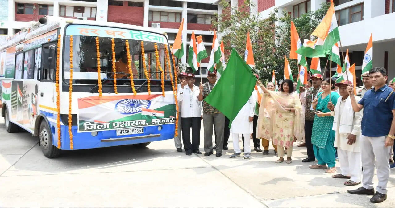 Jhajjar News:&nbsp;हर घर तिरंगा व वंदे मातरम अभियान का हुआ झज्जर में भव्य आगाज,&nbsp;डीसी वर्षा खांगवाल ने&nbsp;महाअभियान का किया शुभारंभ