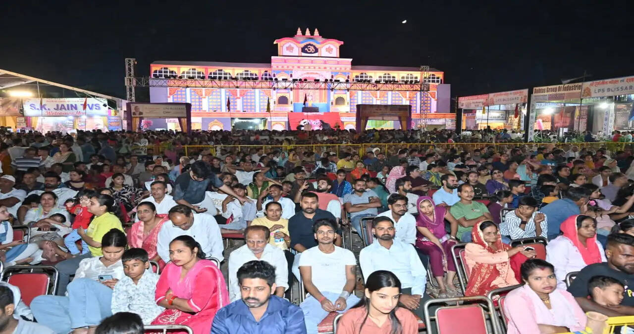 रामलीला मंचन का शुभारंभ करने पहुंचे कैबिनेट मंत्री डॉ. अरविंद शर्मा, जय श्रीराम के जयकारों से गूंजे पंडाल