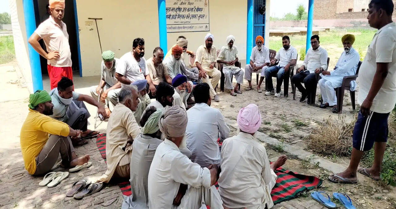 &nbsp;गांव रोहन में चला जल संरक्षण अभियान, पानी की बर्बादी करने वालों को जारी किए नोटिस