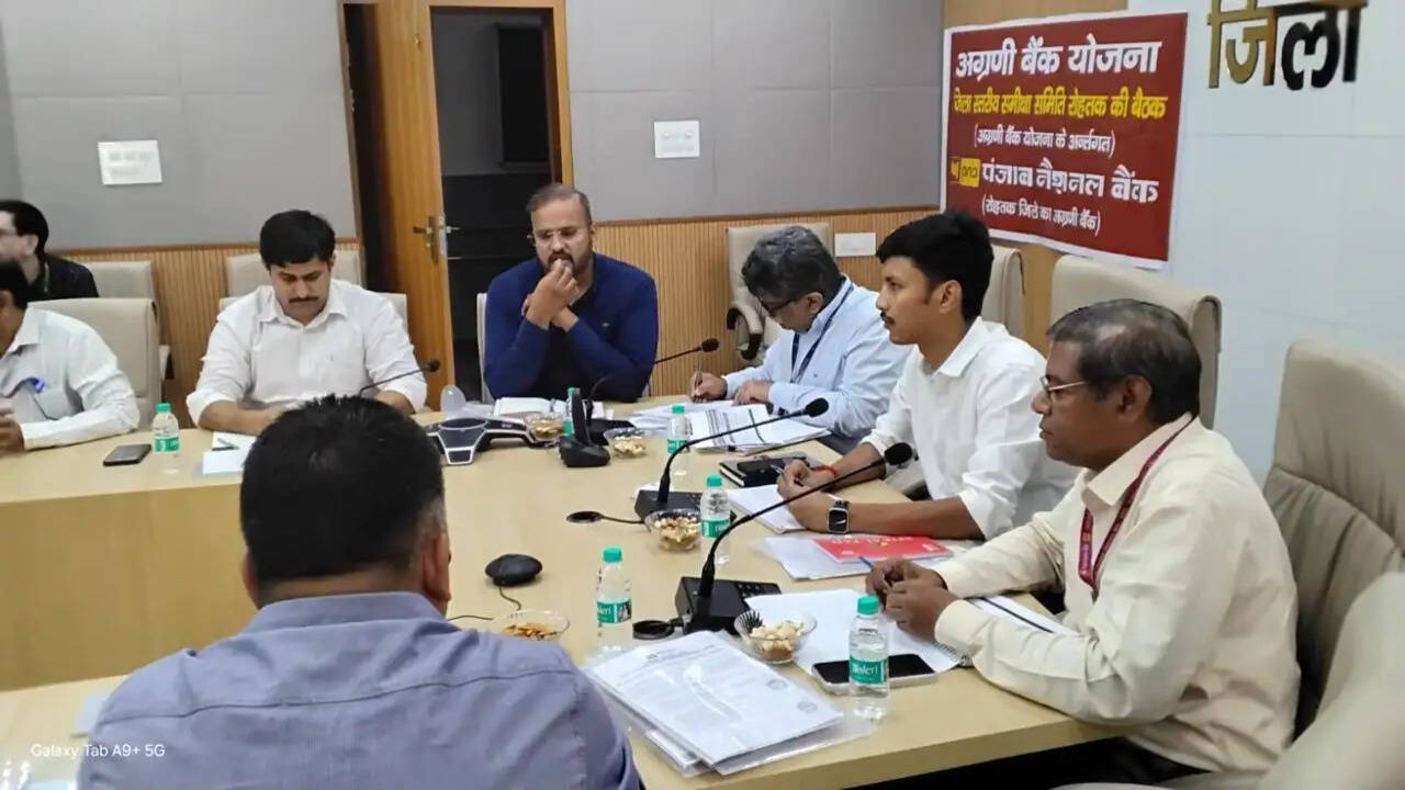&nbsp;पात्र लाभार्थियों को प्राथमिकता एवं कृषि क्षेत्र में अधिकाधिक ऋण उपलब्ध कराएं :- नगराधीश शुभम