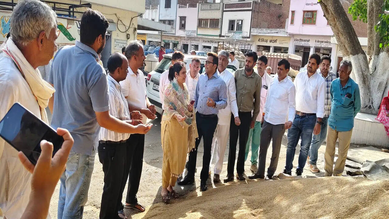 अतिरिक्त उपायुक्त ने आदमपुर मंडी का किया निरीक्षण, फसल खरीद व्यवस्था को लेकर अधिकारियों को दिए निर्देश