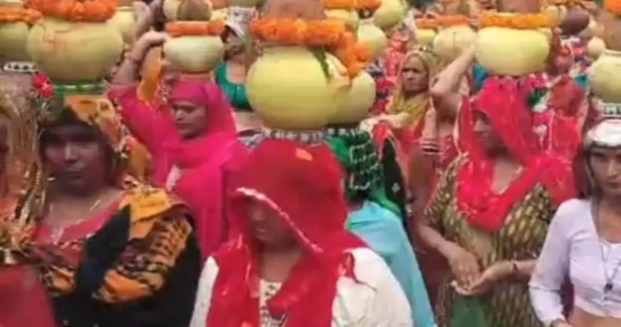 गुरुग्राम में स्थापित की गई सेठ सांवरिया की प्रतिमा:कलश यात्रा में 301 महिलाओं ने लिया भाग; भक्तों ने कई जगह की स्वागत