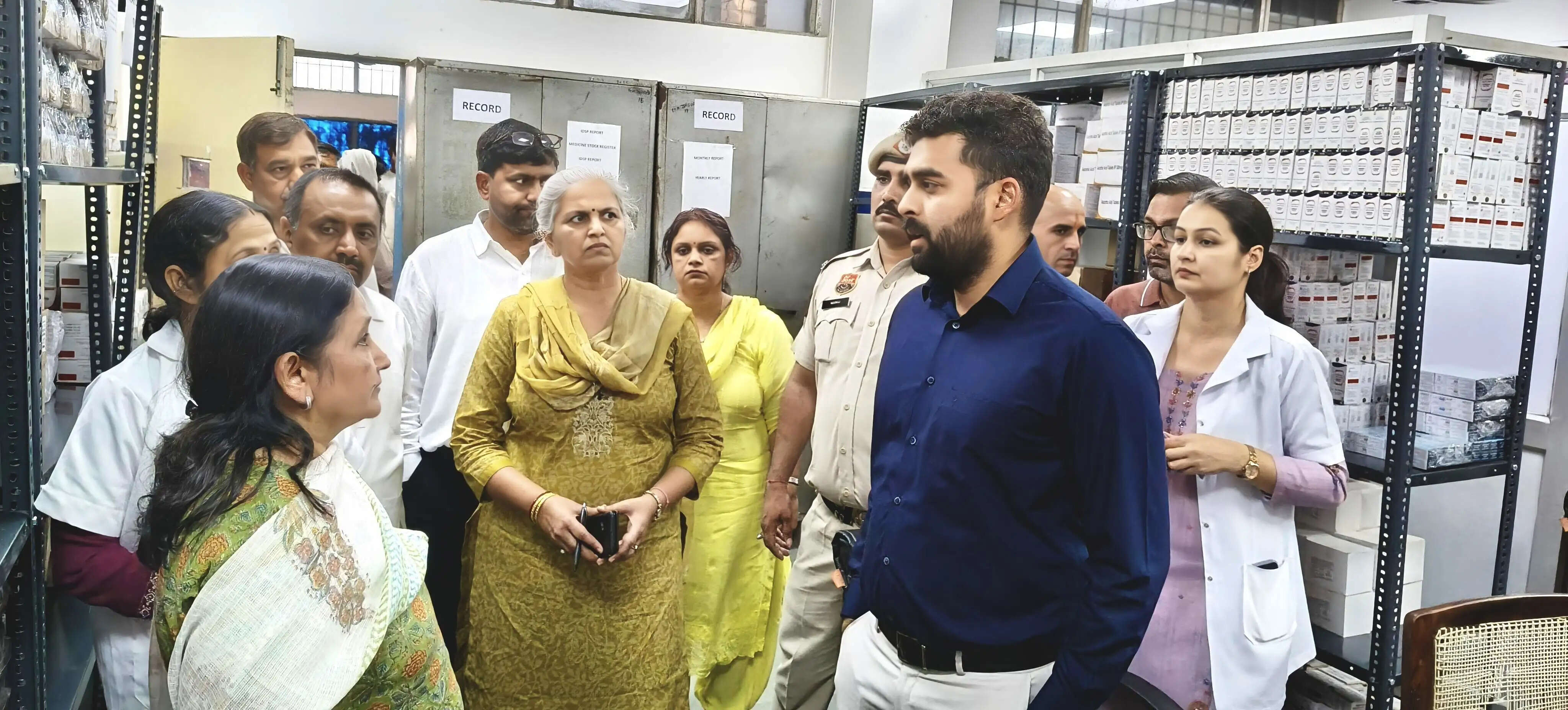 &nbsp;एसडीएम झज्जर रवि मीणा ने अधिकारियों के साथ किया जिला नागरिक अस्पताल का निरीक्षण,सुविधाओं का लिया जायजा