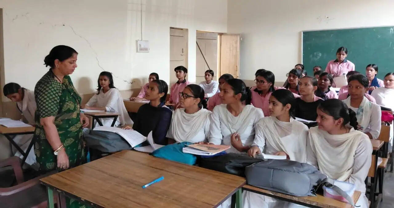 राज्य महिला आयोग की उपाध्यक्ष मीना परमार ने किया पीएम श्री राजकीय कन्या वरिष्ठ माध्यमिक विद्यालय और ठाकुर शंभू सिंह राजकीय कन्या महाविद्यालय का निरीक्षण किया