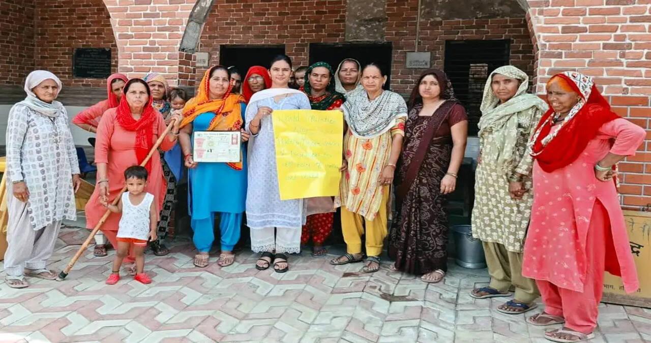 &nbsp;&nbsp; विश्व जनसंख्या दिवस पर गांव गुजरानी में ग्रामीणों को किया परिवार नियोजन के प्रति जागरूक