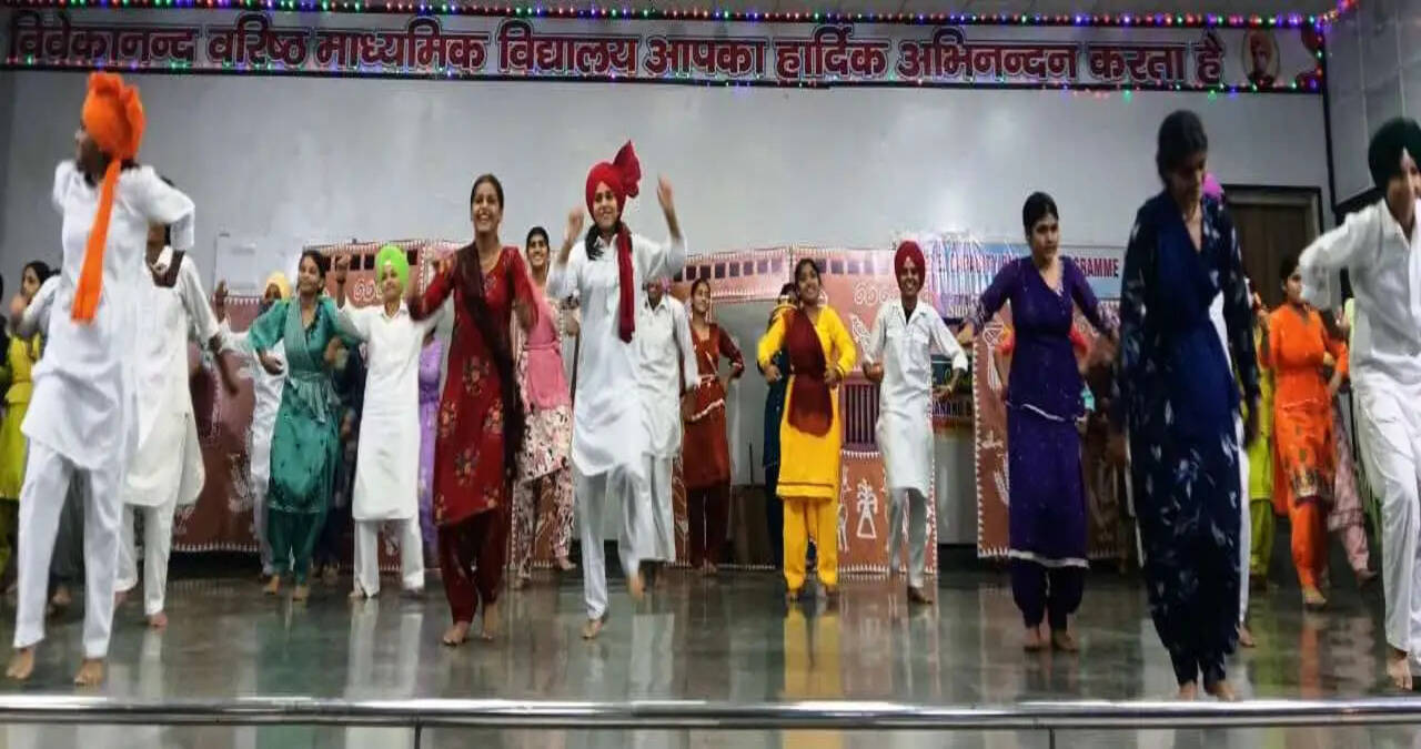 Sirsa News: जिला स्तरीय स्वतंत्रता दिवस समारोह : सांस्कृतिक कार्यक्रमों के लिए चयन हेतु 10 टीमों ने दी प्रस्तुति