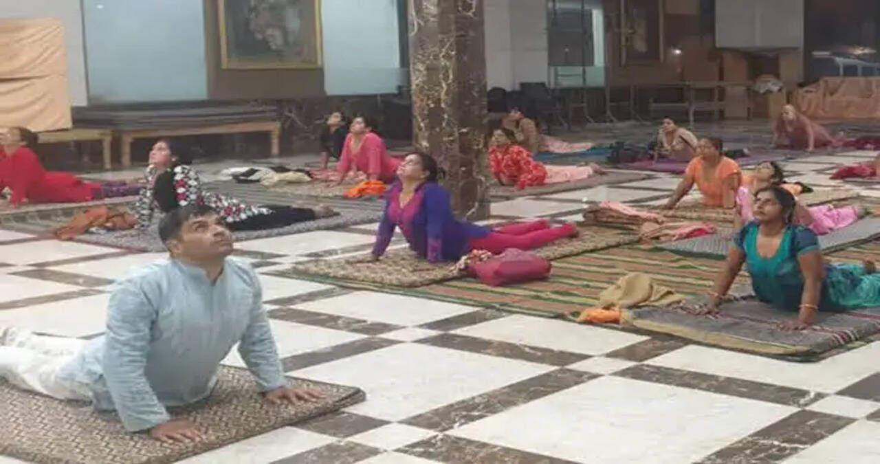 हरियाणा सिविल सचिवालय में योग से कर्मचारी बन रहे तनावमुक्त, दैनिक योगाभ्यास से बढ़ी कार्यक्षमता