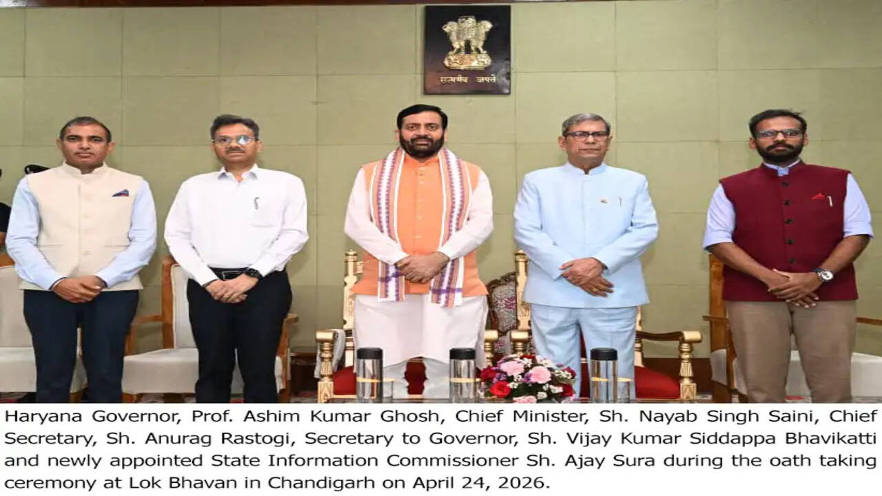 हरियाणा के राज्यपाल प्रो. असीम कुमार घोष ने अजय सूरा को राज्य सूचना आयुक्त के रूप में दिलाई शपथ