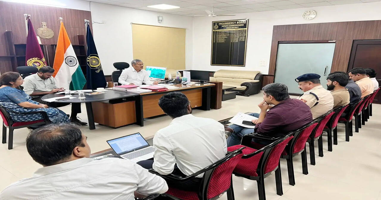 &nbsp;मुख्यमंत्री की घोषणाओं को तय समय में पूरा करें अधिकारी, लापरवाही बर्दाश्त नहीं होगी : उपायुक्त महेंद्र पाल