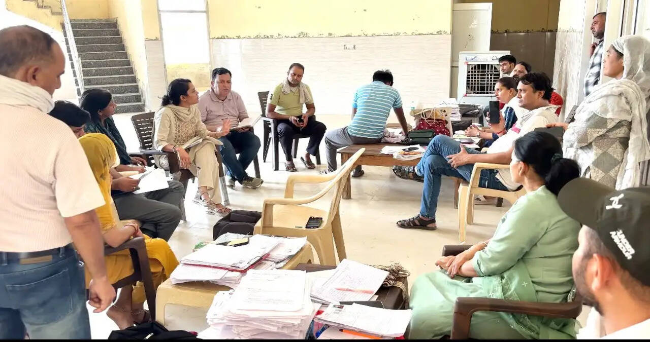 एसआईआर अभियान को लेकर बीएलए के साथ बैठक, बीडीपीओ प्रियंका रावत ने दिए आवश्यक दिशा-निर्देश