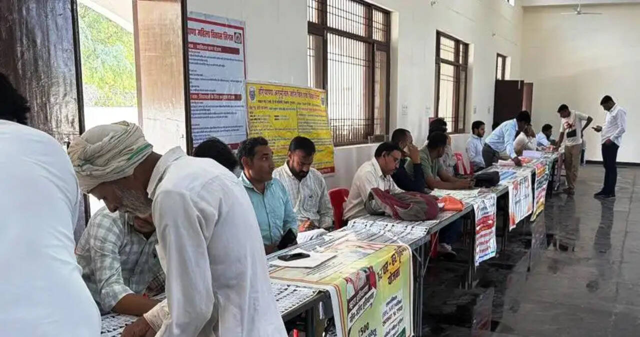 जिला परिषद सदस्य रविंद्र मंढोली ने किया स्टॉलों का अवलोकन
